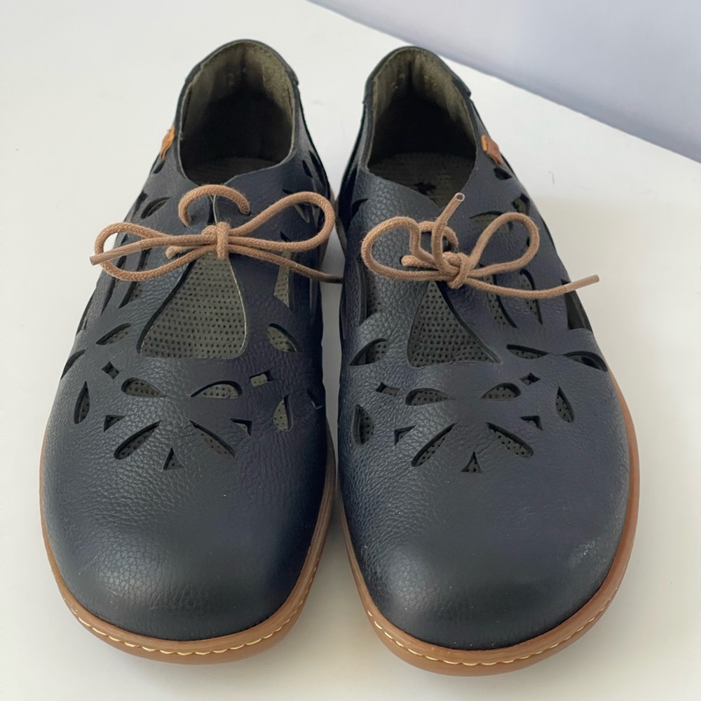 Naturalista 5271 Viajero Eyelet‎ cutout Mary Jane Flats 38